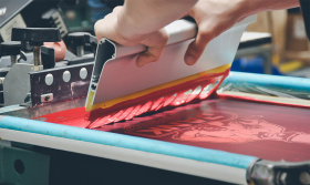 Нанесение логотипа на сувениры: разница между технологиями и что влияет на цену Нанесение логотипа на сувениры: разница между технологиями и что влияет на цену